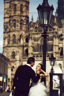 sarayın dışında seksi bir çift var.