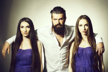 Sakallı adam ve iki kadın