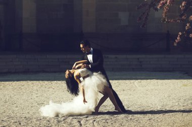 seksi çift güneşli dans düğün açık