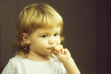 Sevimli küçük çocuk yemek