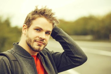 Düşünceli erkek genç sakallı