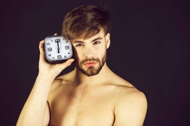 siyah arka plan üzerine çalar saat ile yakışıklı kaslı adam