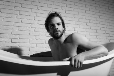 küvet içinde oturan adam