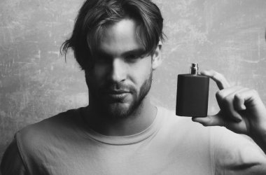 adam siyah parfüm şişesi ile