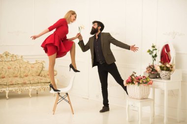 Romantik kavramı. Romantik Çift tarihte. Sakallı adam için şehvetli kadın romantik çiçek ver. Devam et, romantik