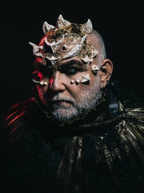 Canavar ile baş ve parlayan altın deri siyah arka plan üzerine izole dikenler. Yabancı ya da şeytani makyaj ile beyaz sakallı yaşlı adam. Muhteşem Cadılar Bayramı Kostüm, fantezi elbise