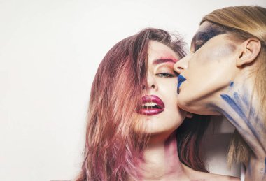 Makyaj kavramı. Kadınlar makyaj ve vücut sanatı ile. Makyaj yüz şehvetli öpücük kadınlarla. Biz makyaj, yüz