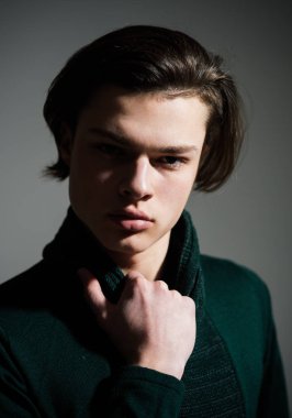 En iyi eğitimciler yaşam boyu öğrenen olmanın önemini unutmayın. Öğrenciler bazı bireylerde zayıflıkları var. Öğrenciler Kampüste eğitim bilgi kavramı. Birlikte masada oturan öğrenciler.