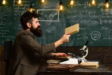 Konuşmacı Üniversitesi toplantı konferans sınıfında, eski kitaplar üzerinde yuvarlak ahşap bir masa eğitim kursu izlemek ve dinlemek dizüstü ekranda görünen adam olarak,