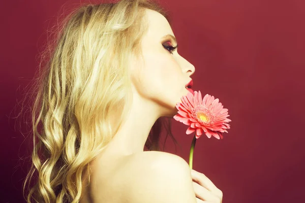Mujer sexy con flor —  Fotos de Stock