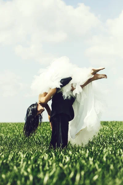 Evlilik çift yeşil çim ve mavi gökyüzü — Stok fotoğraf