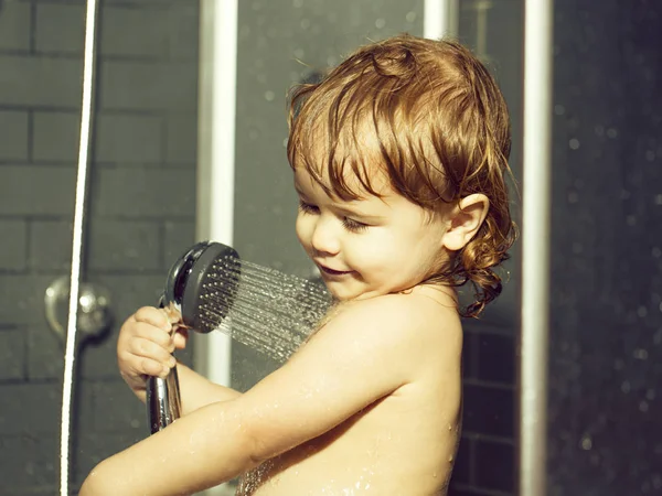 Kleiner Junge unter der Dusche — Stockfoto