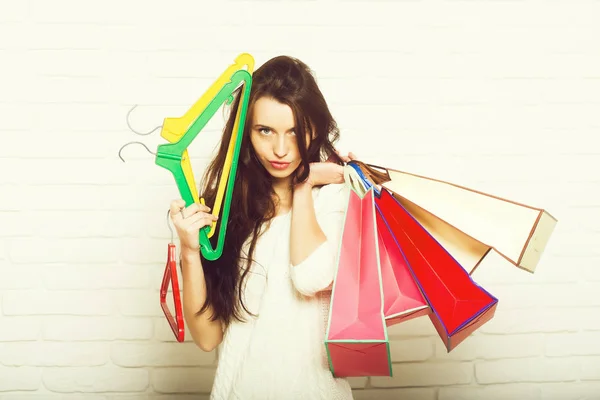 Nő bevásárló táskák és fogasok — Stock Fotó