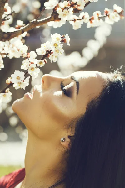 Sensueel meisje met bloeiende bloemen — Stockfoto