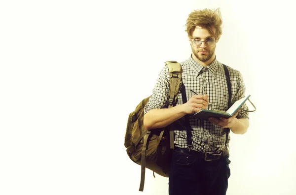 Hombre guapo con notas de viajero en cuaderno de papel y pluma —  Fotos de Stock