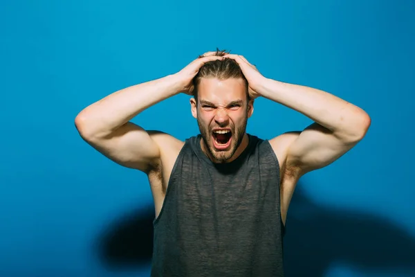 Concetto di stress. L'uomo stressato tira fuori capelli su testa di stress. Un bell'uomo grida di stress. Dai le tue ali di stress e lascialo volare via — Foto Stock