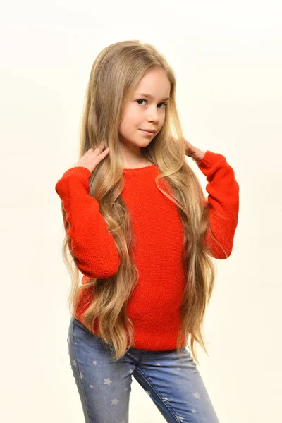 Haarpflege. Schauen Sie sich meine Frisur an. Haarpflege im Friseursalon. Haarpflege von hübschen Mädchen. Haarpflege für kleine Blondine. — Stockfoto