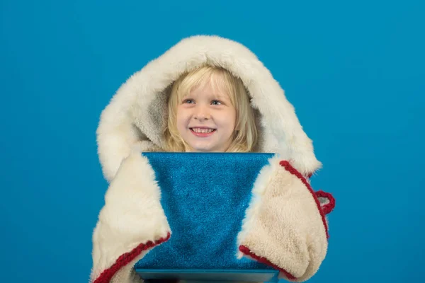 Kind meisje met huidige pack of cadeau doos op cyber maandag. kind op blauwe achtergrond. — Stockfoto