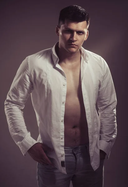 남자 셔츠를 엽니다 보기 섹시 한 몸통에 적합. 심각한 얼굴 표정으로 맞는 사나이. — 스톡 사진