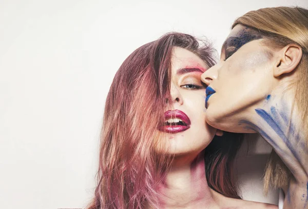 Concepto de maquillaje. Mujeres con maquillaje y arte corporal. Mujeres con beso sensual en la cara de maquillaje. Maquillamos tu cara. —  Fotos de Stock