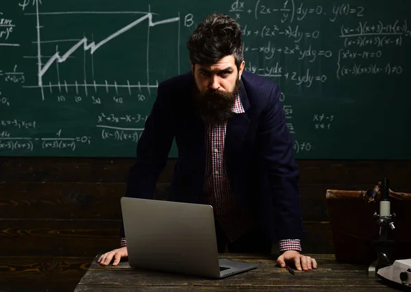 Tutoren oder Lehrer spielen eine andere Rolle als Lehrer und Eltern. Referent bei der Hochschulkonferenz im Konferenzsaal. akademischer Erfolg beruht viel mehr auf harter Arbeit als auf angeborenen Talenten. — Stockfoto