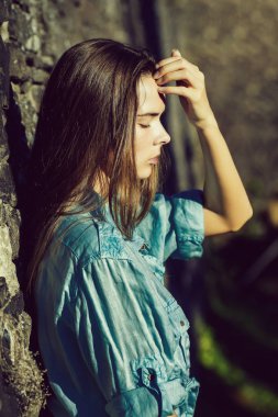 Kapalı gözler yorgun şirin kadınla