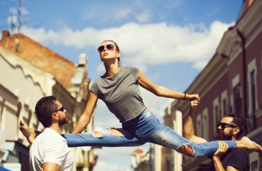 bacak oturan kadın iki adam omuzlarında bölme