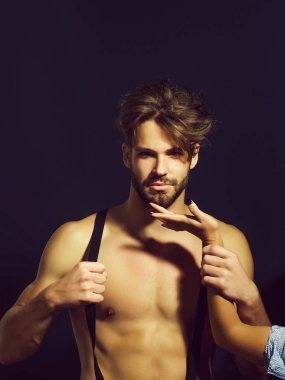 Yakışıklı kaslı seksi adam.