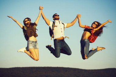 Sakallı yakışıklı bir adam ve kızlar.