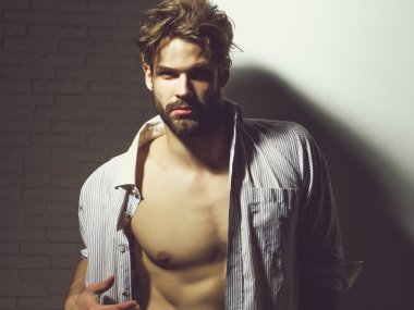 Yakışıklı adam veya kas maço