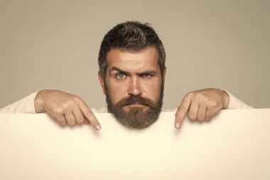 Adam uzun sakal ve bıyık.