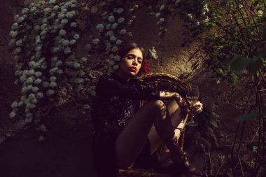 Kırmızı dudaklar ve şarap kadehi ile şirin kız