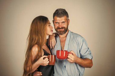 erkek ve kadın kırmızı süt Kupası ile aile.