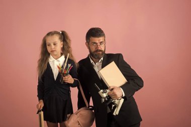 Mikroskop, kitap ve Kırtasiye çocuk ve eğitmen tutun