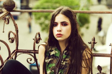 askeri yelek veya yelek balkonda moda kadın