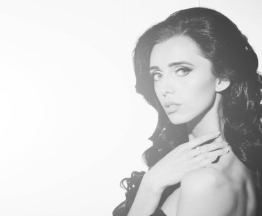 Kadın şık uzun saçlı.