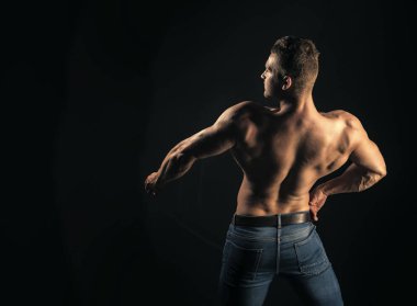 Mavi Jeans, çıplak gövde olan sporcu adam arkadan görünüm