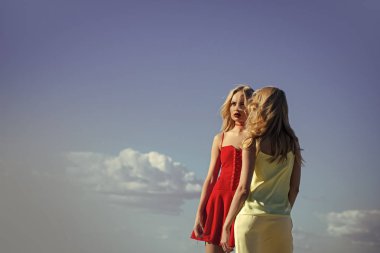 İkizler mavi gökyüzü arka plan üzerine yaz.