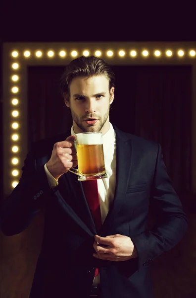 Przystojny mężczyzna lub biznesmen trzymać piwo szkło, spotkania i relaks — Zdjęcie stockowe