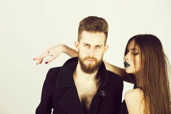 Сексуальная пара, бородатый мужчина, девушка с длинными волосами, черные губы — стоковое фото
