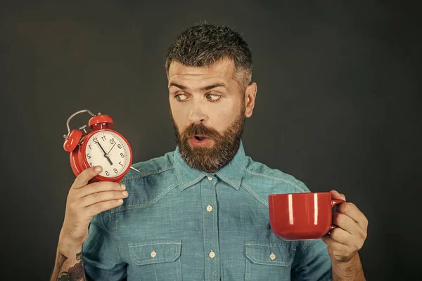 Hombre beber café de la mañana o té con despertador . — Foto de Stock