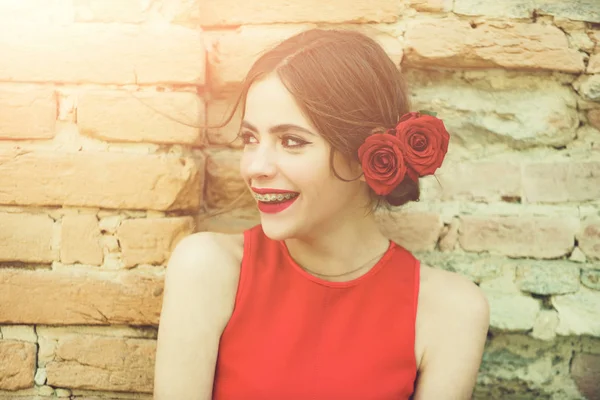 Menina feliz com aparelho dental nos dentes — Fotografia de Stock