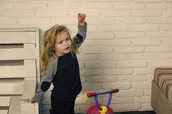 Yürümeye başlayan çocuk işaret parmağı yukarıya