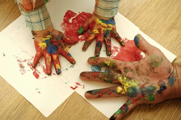 Kéz és az ujjak rajzot többszínű festékek fehér papírra — Stock Fotó
