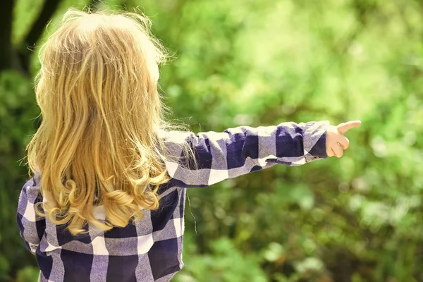 Jongen of meisje met lang blond haar punt vinger — Stockfoto