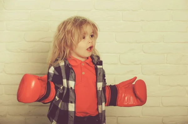 Şampiyon veya kazanan kırmızı boks eldivenleri, mutlu küçük çocuk — Stok fotoğraf