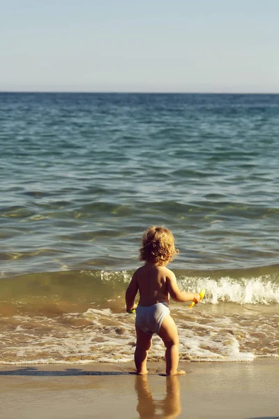 Kleiner Junge im Meerwasser — Stockfoto