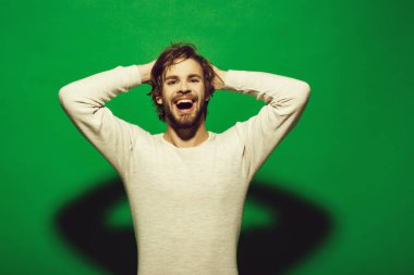 yakışıklı adam sakal ve şık saç, sabah ve moda