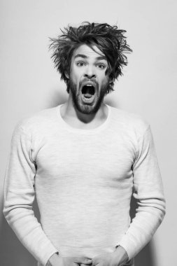 uzun uncombed saçlı uykulu adam sabah uyanmak