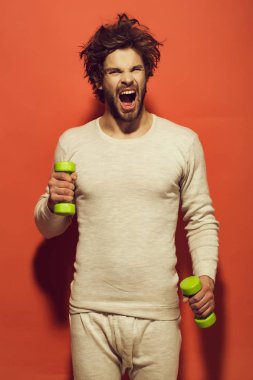 Sabah egzersiz yaparak halter bağırarak veya esneme adamla